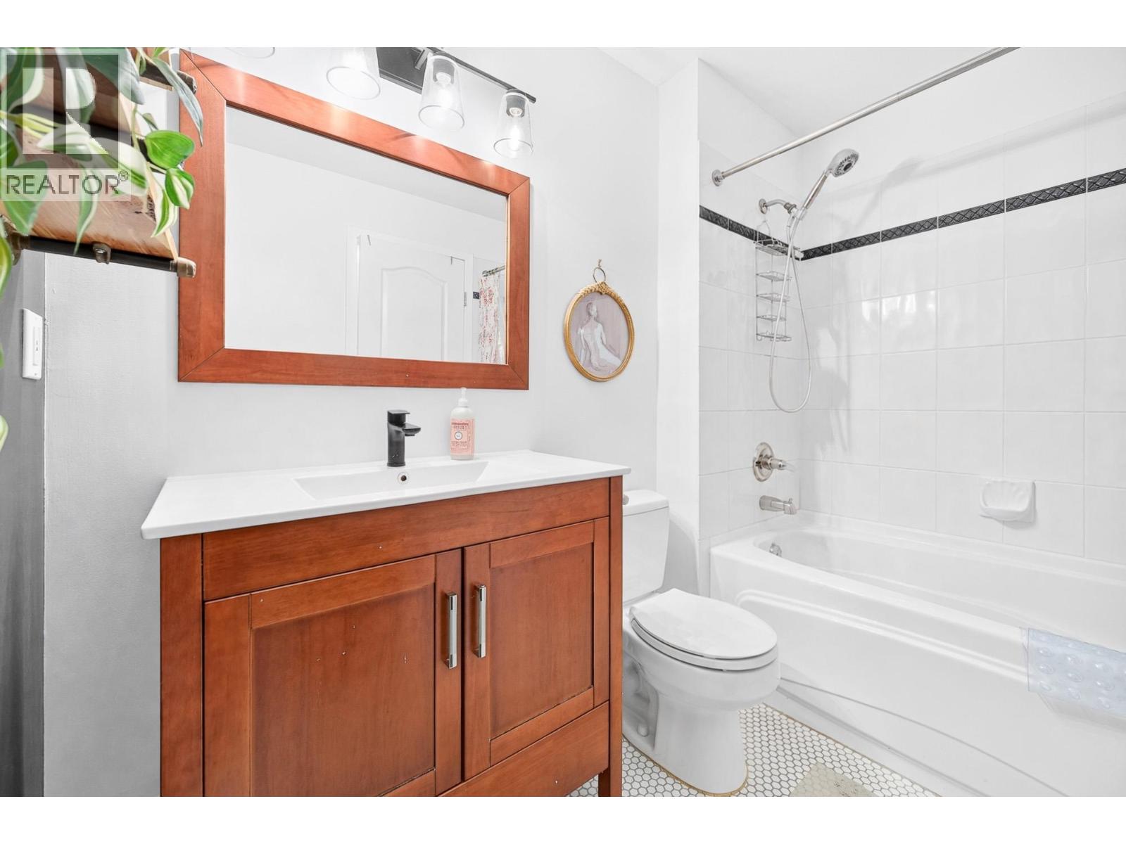10 1561 BOOTH AVENUE, Coquitlam