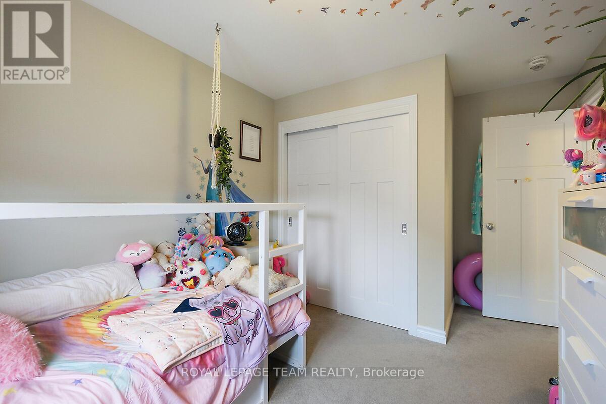 253 FERGUS CRESCENT - 29