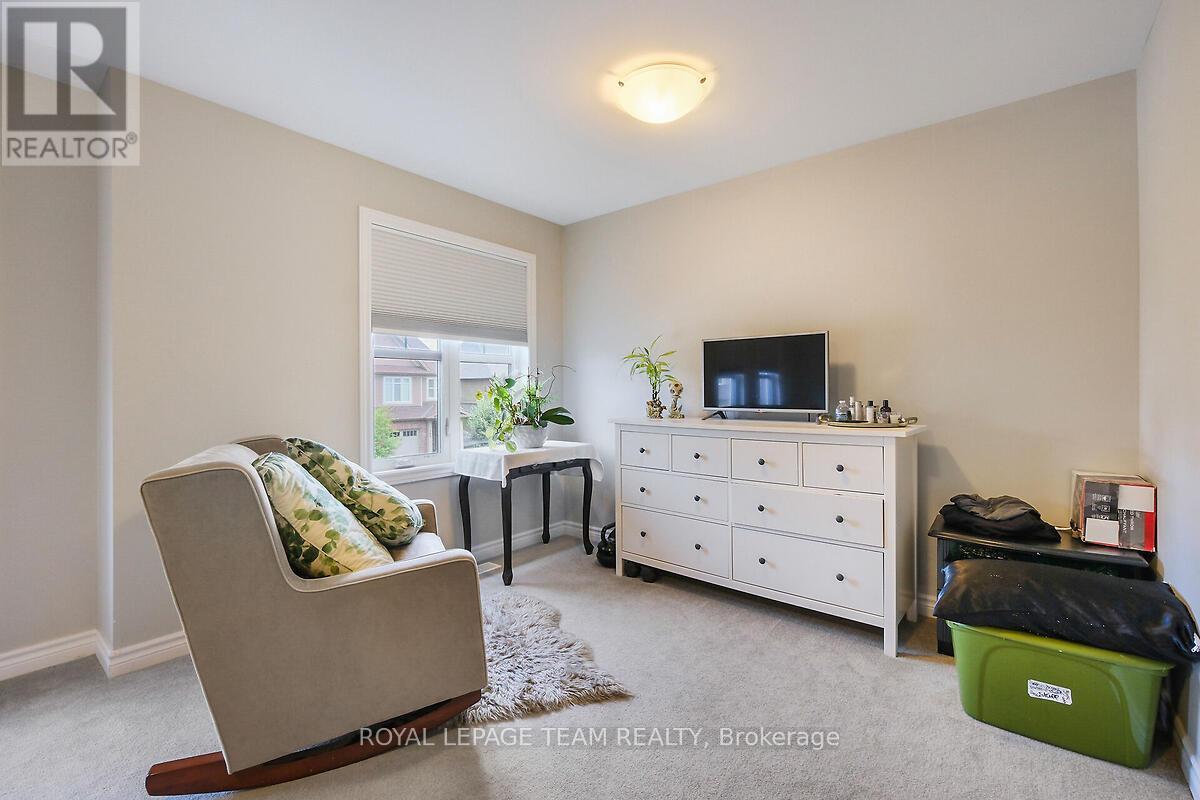 253 FERGUS CRESCENT - 34