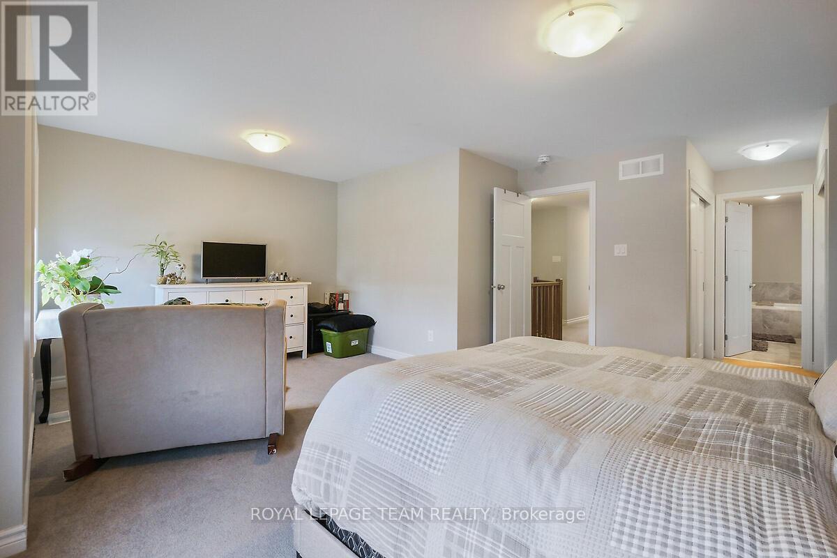 253 FERGUS CRESCENT - 36