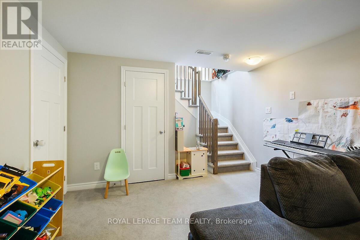 253 FERGUS CRESCENT - 44