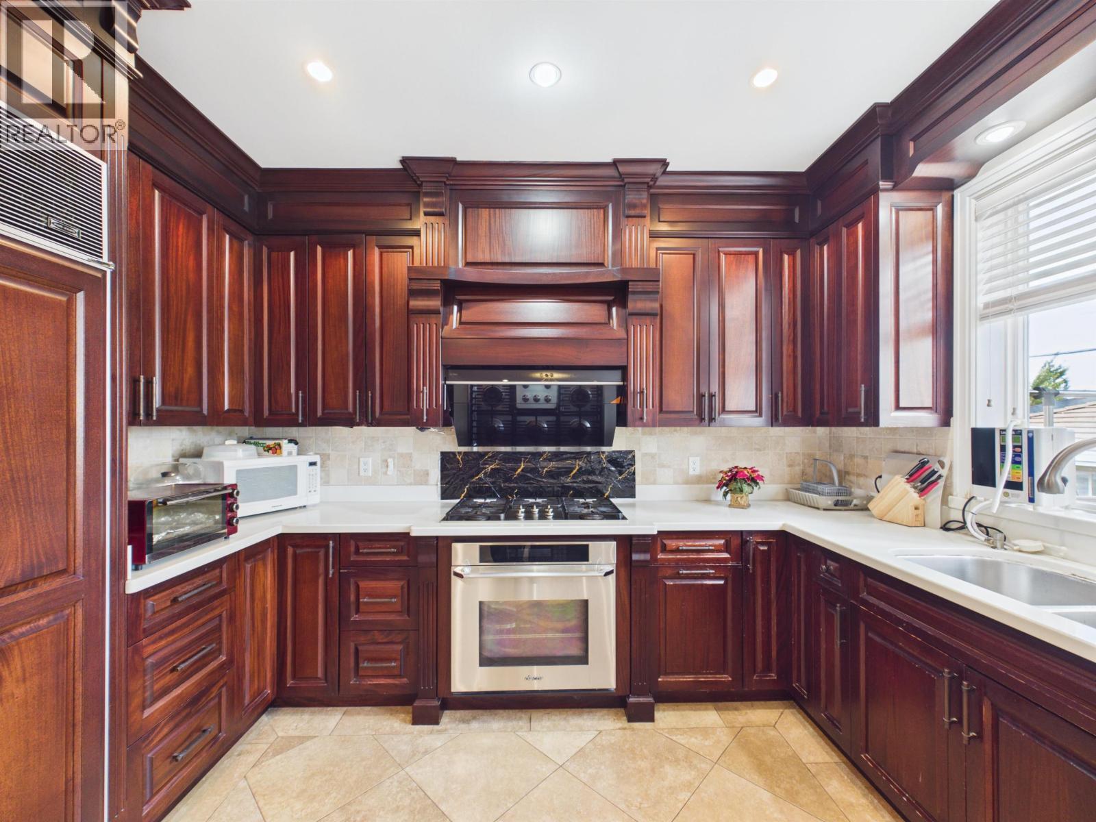6 Bed, 5 Bath House for Sale in Burnaby – 6807 BURNS STREET, Burnaby – MLS# R3154537 - Image 12