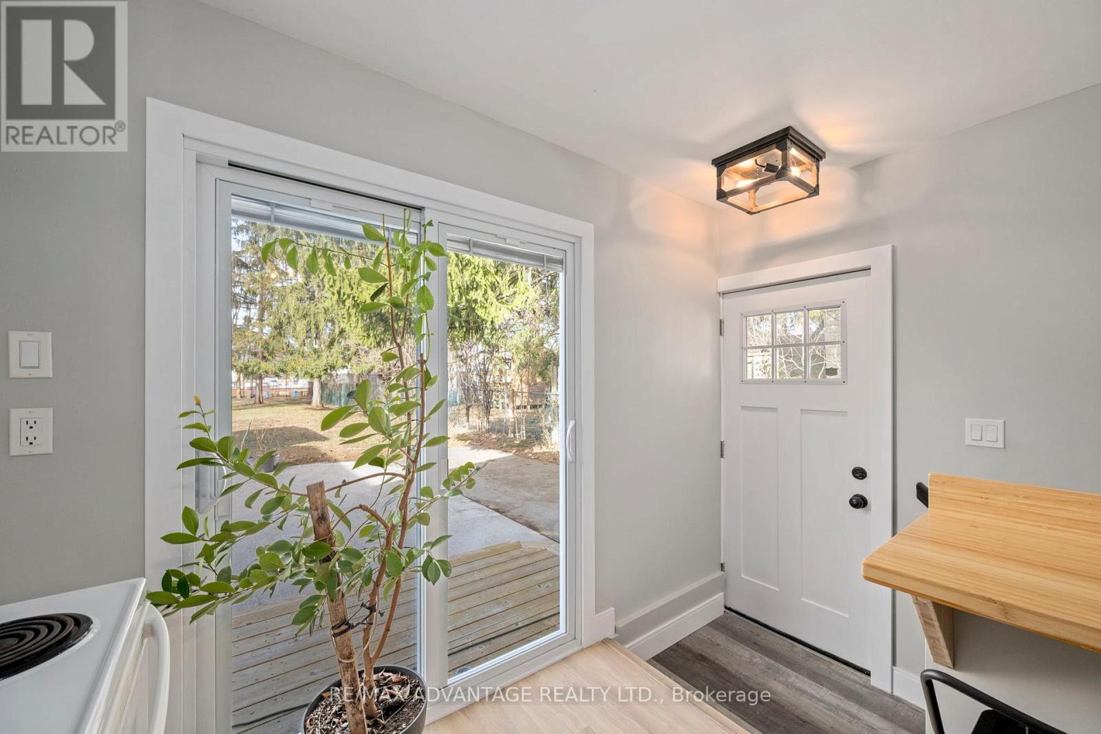 945 COLBORNE STREET - 18