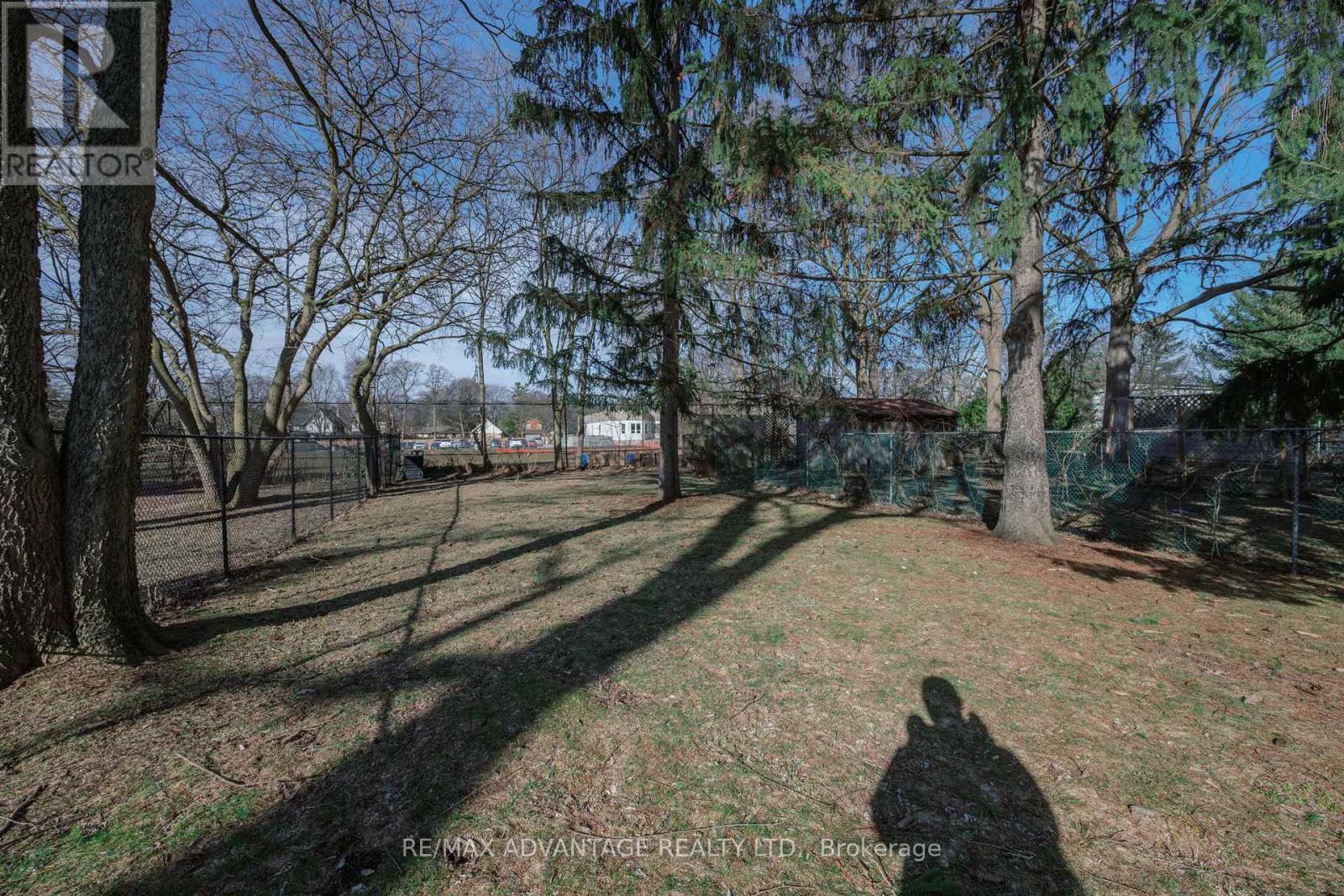 945 COLBORNE STREET - 33