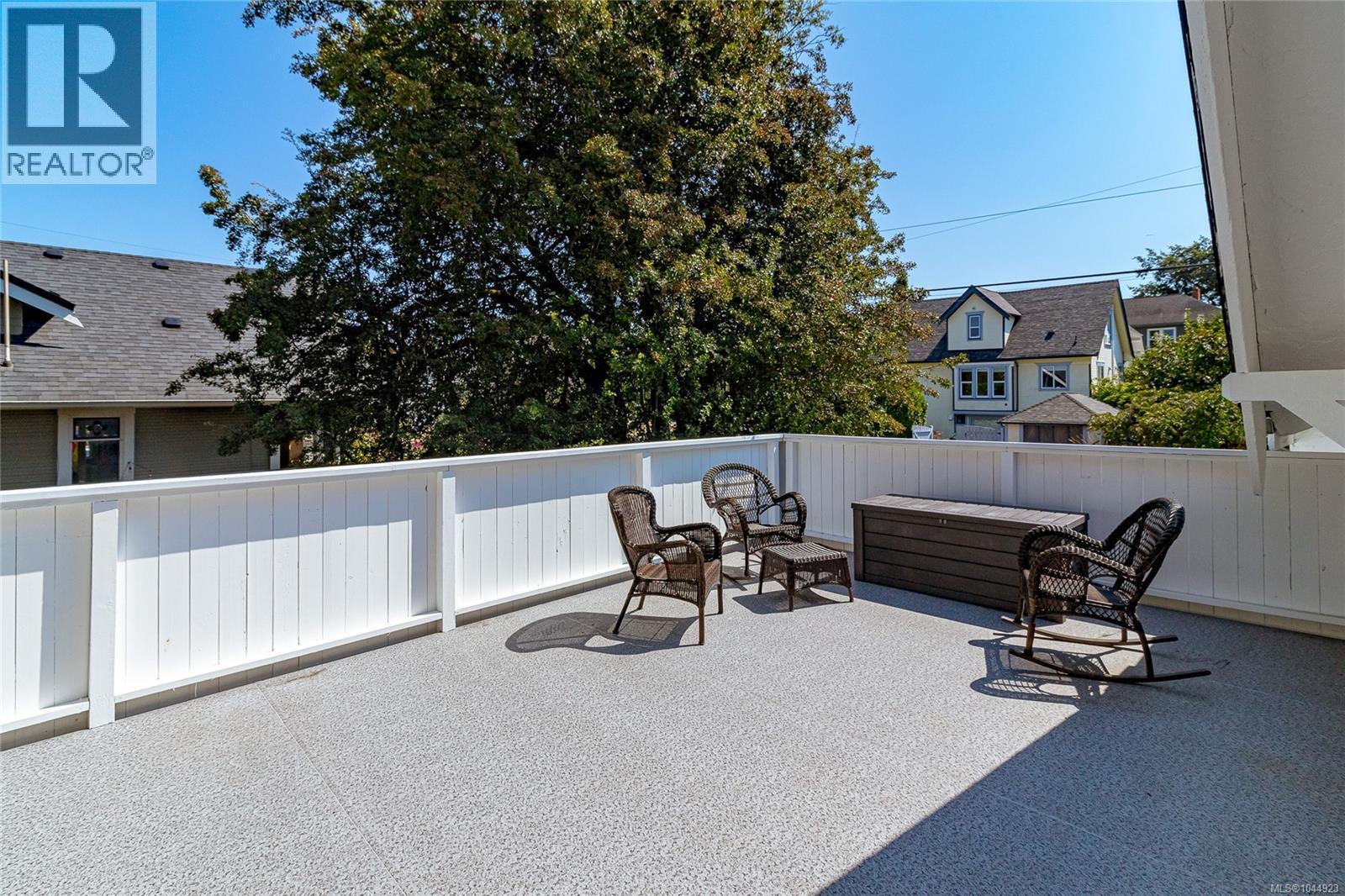 1146 Leonard St - 13