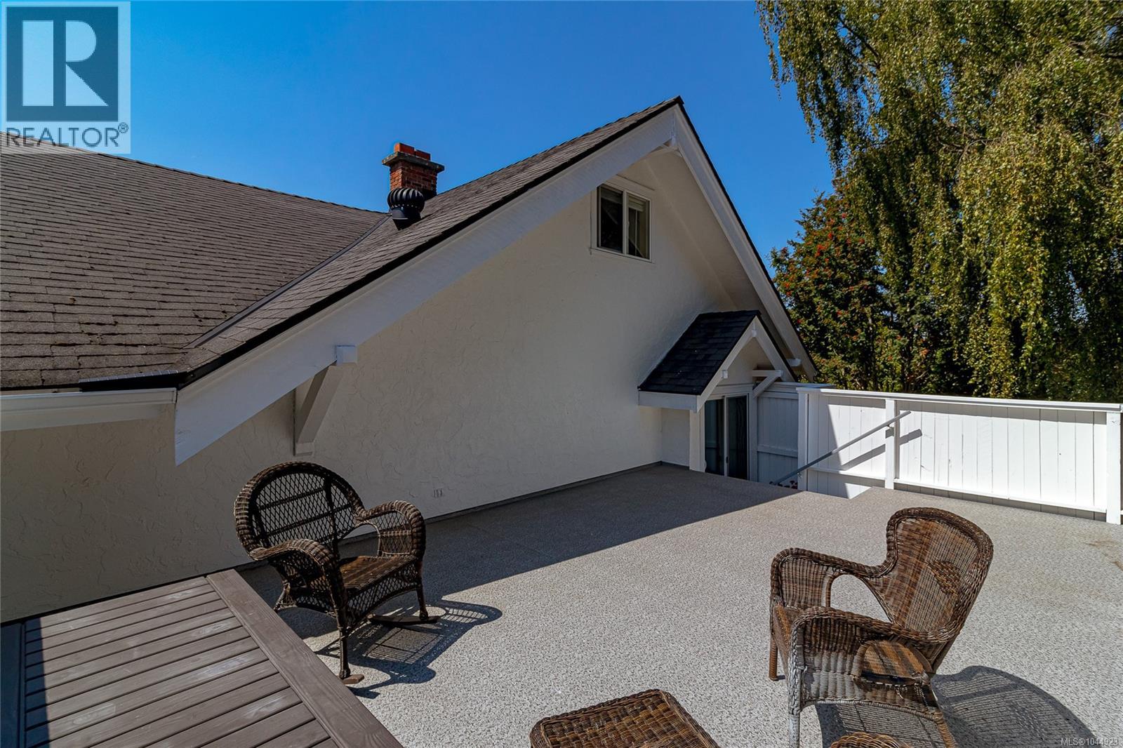 1146 Leonard St - 14