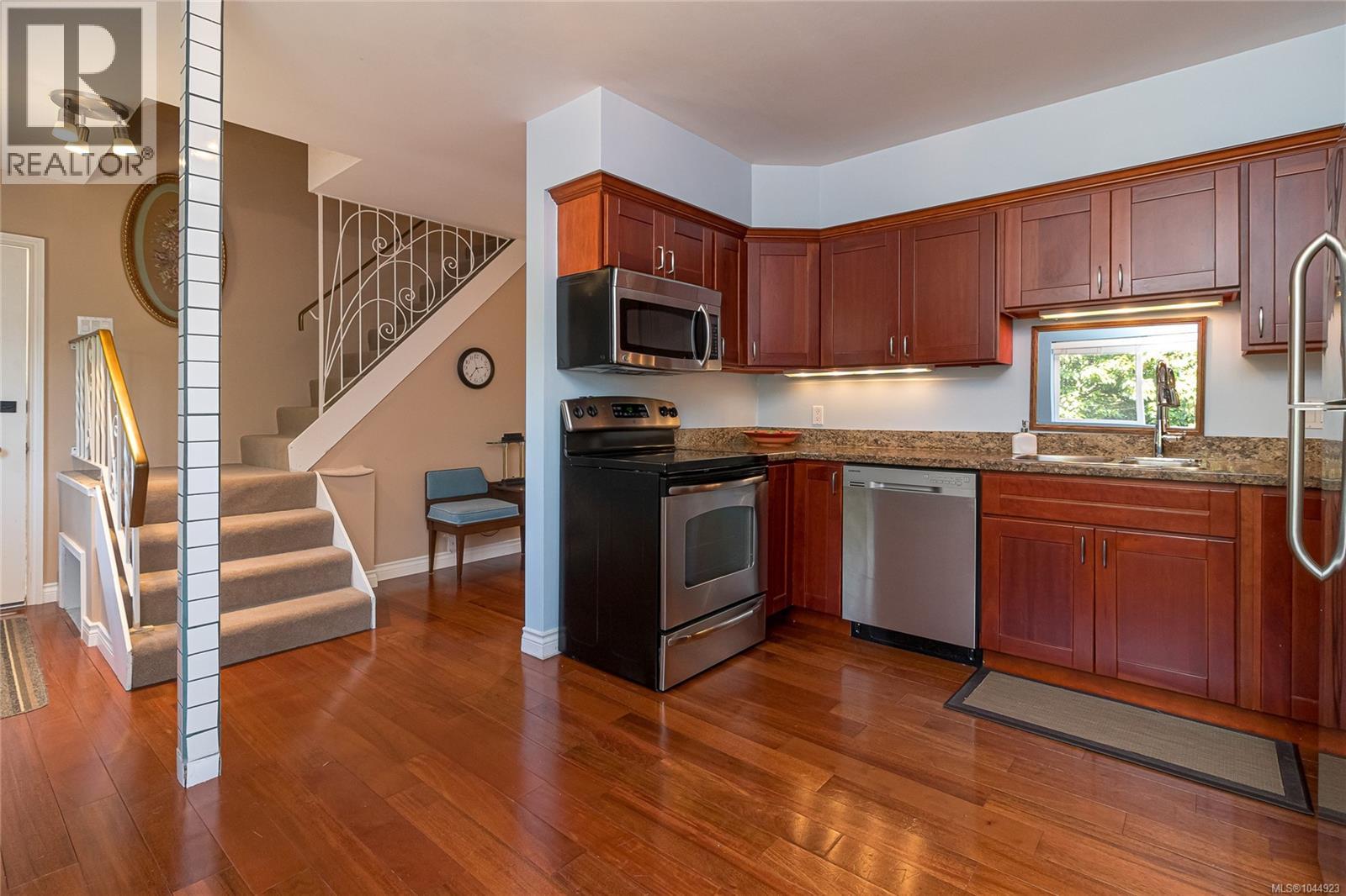 1146 Leonard St - 15