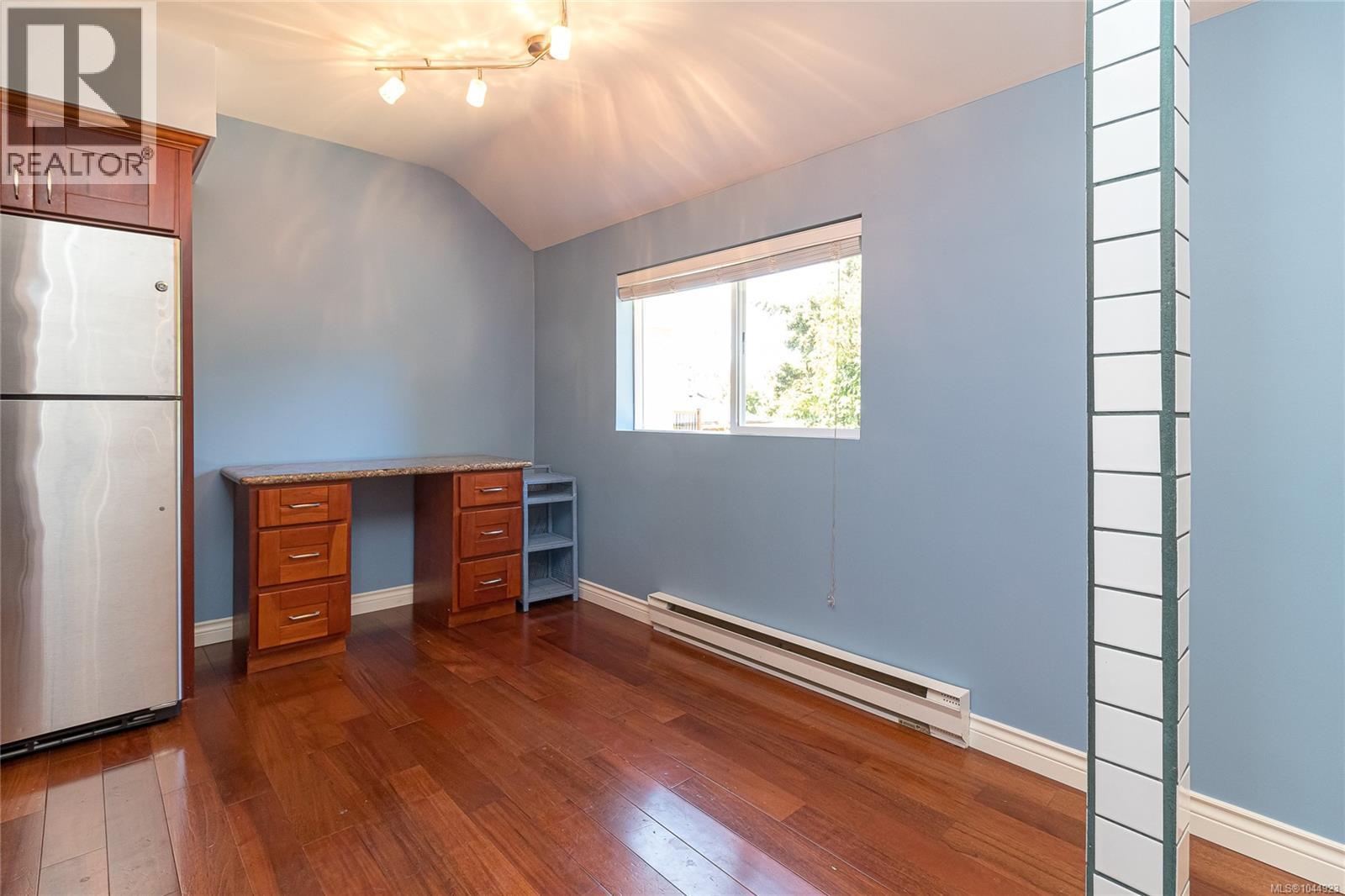 1146 Leonard St - 16