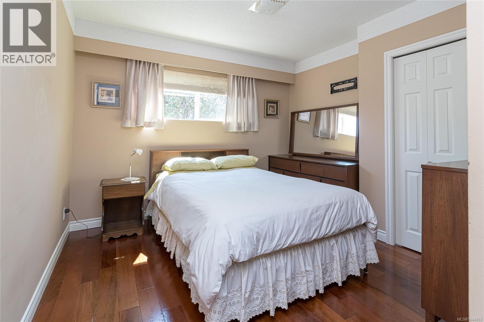 1146 Leonard St - Image 17