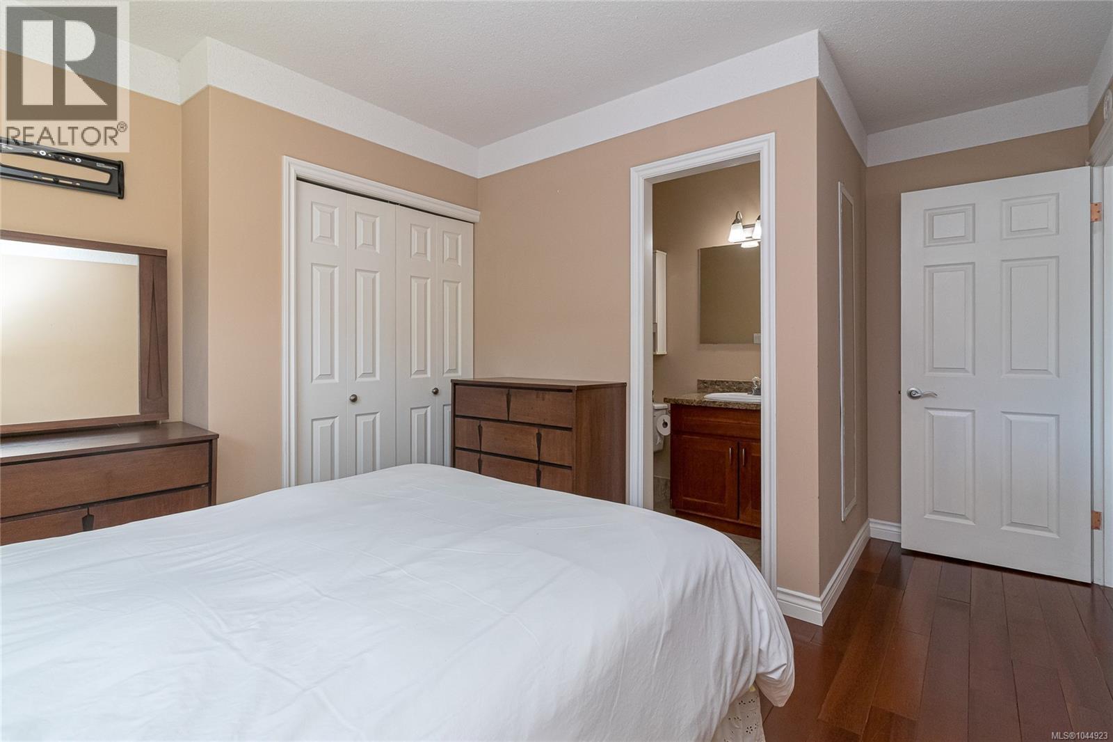 1146 Leonard St - 19