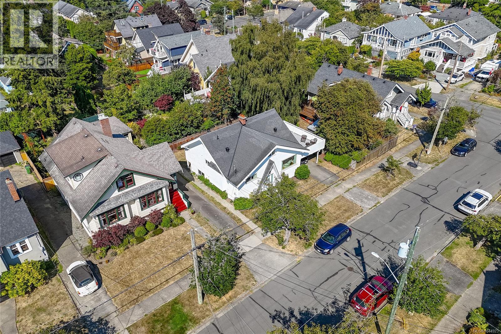 1146 Leonard St - 2