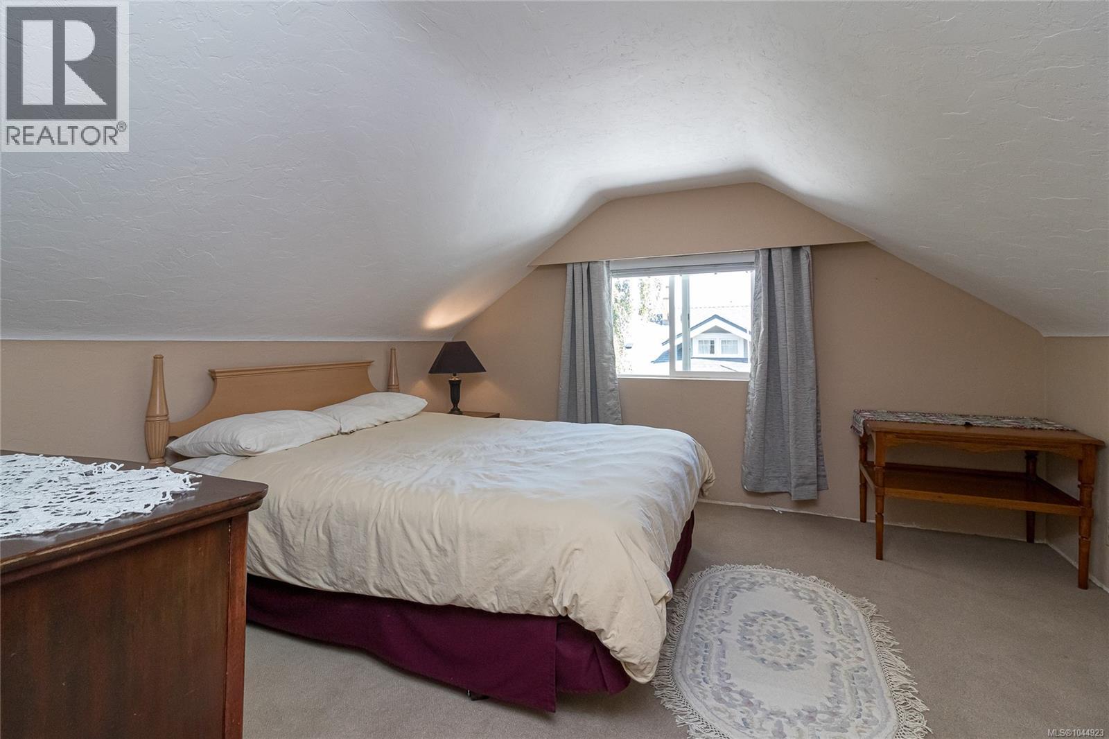 1146 Leonard St - 22