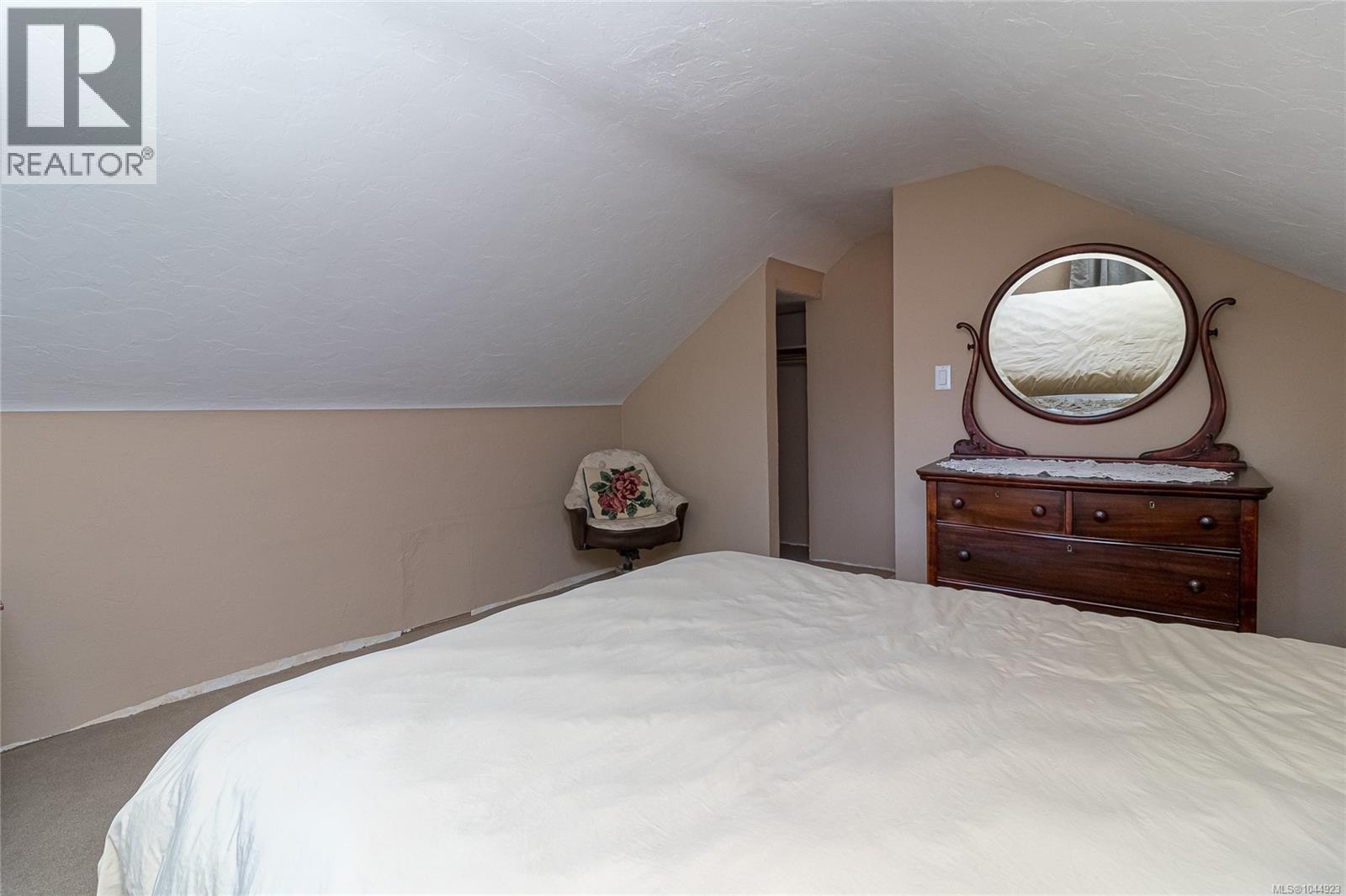 1146 Leonard St - 23
