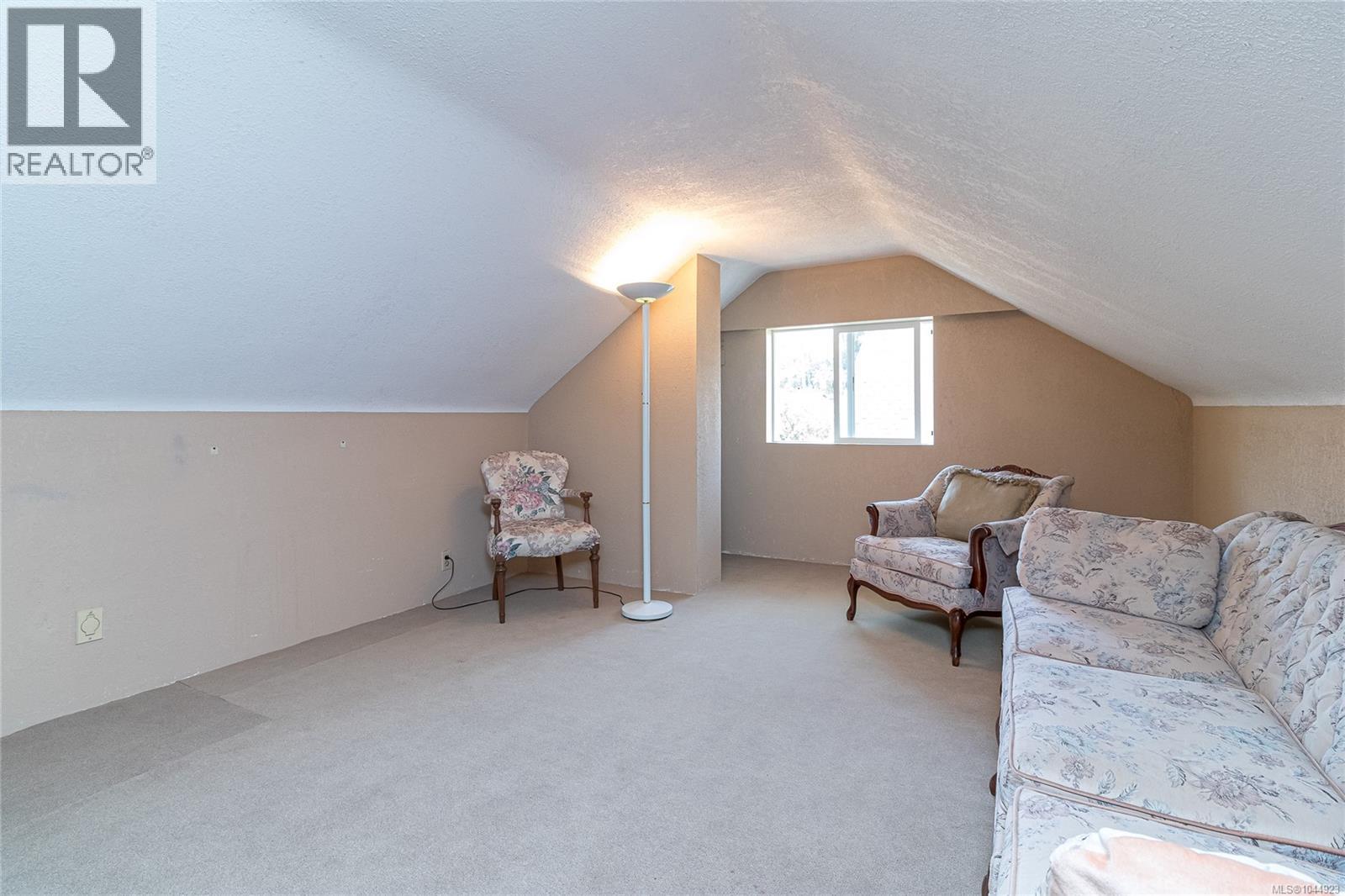 1146 Leonard St - 25