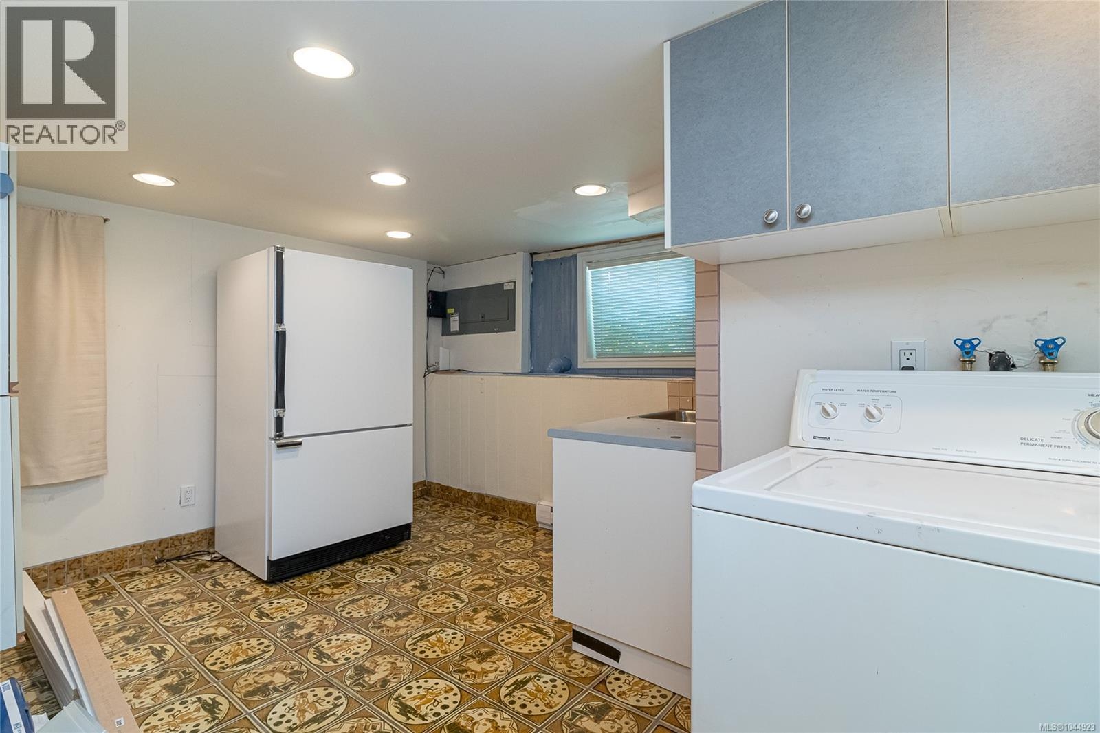 1146 Leonard St - Image 29