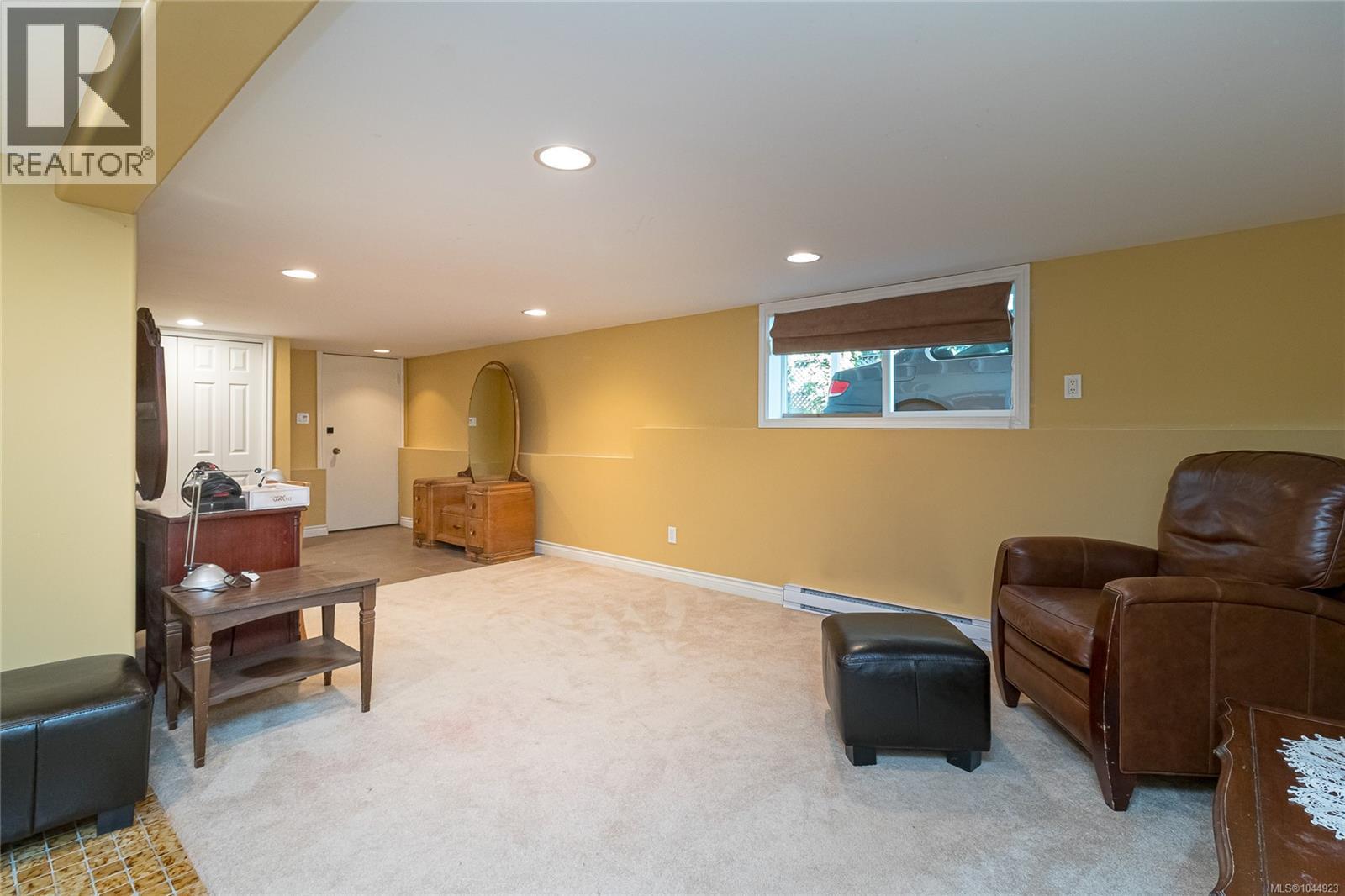 1146 Leonard St - 30