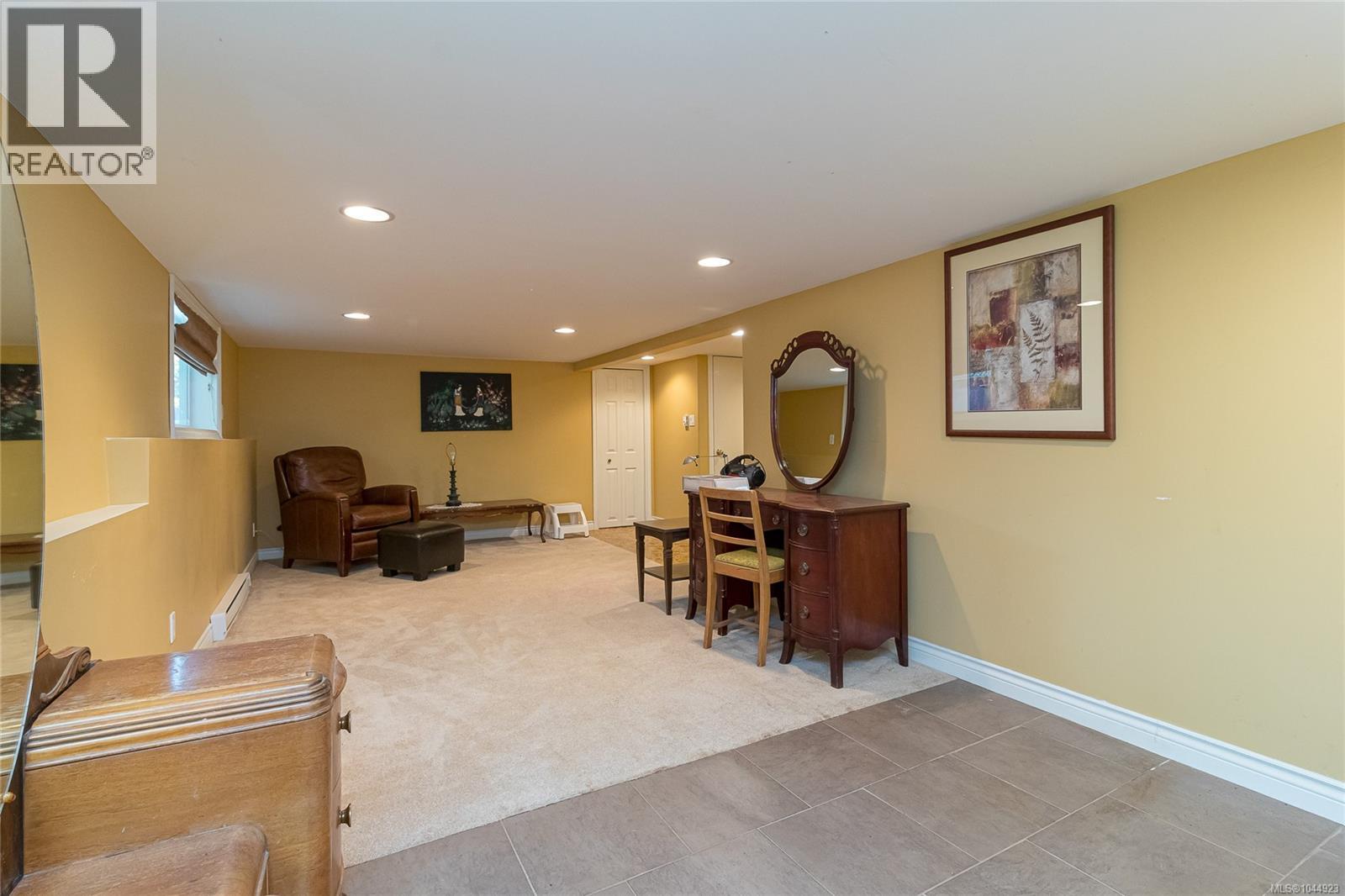 1146 Leonard St - Image 31