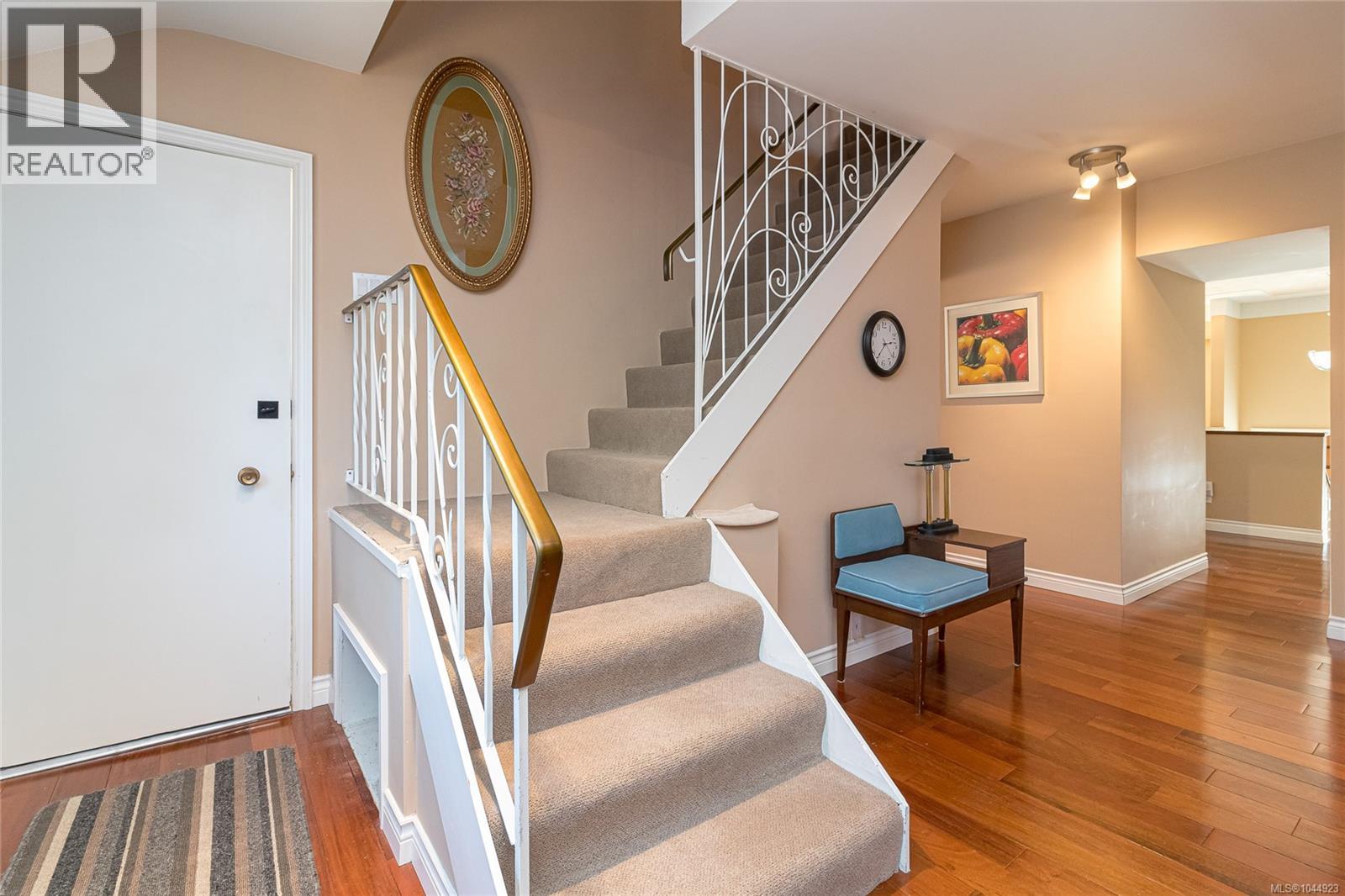 1146 Leonard St - 32