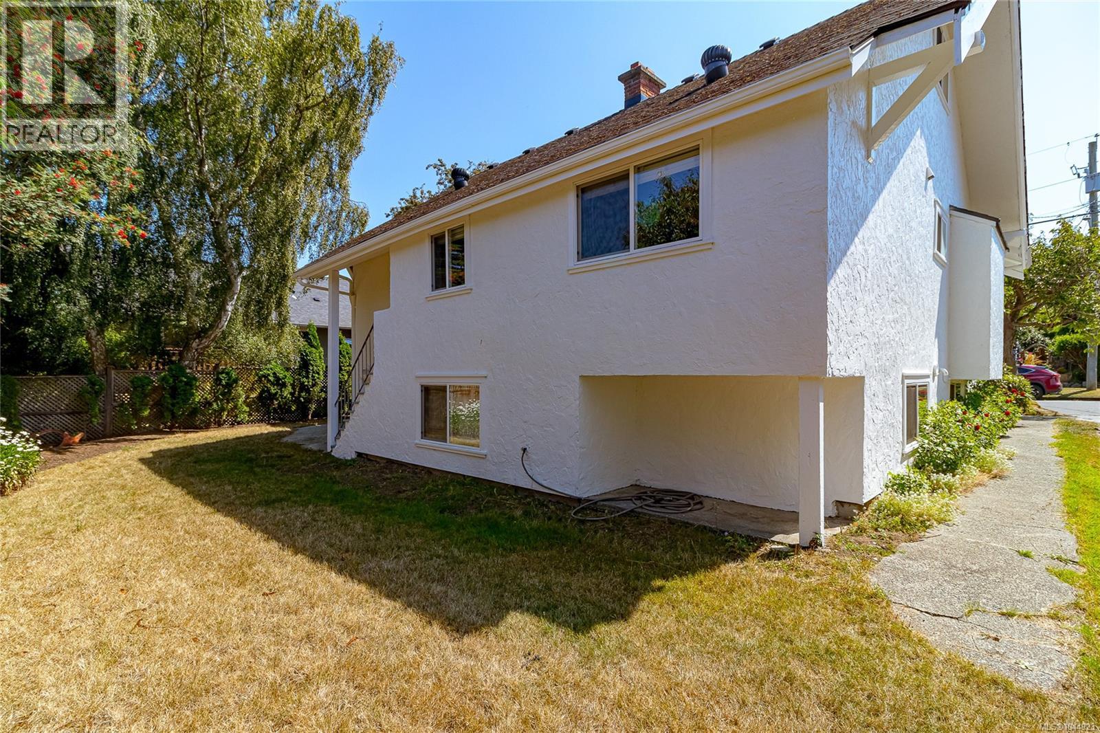 1146 Leonard St - 34