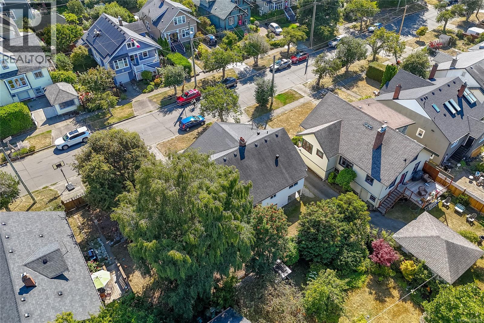 1146 Leonard St - 36