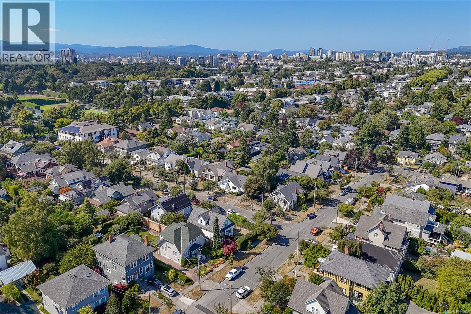 1146 Leonard St - 39