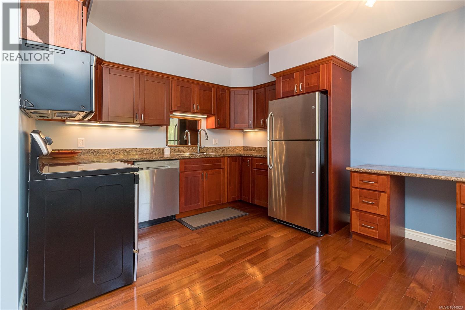 1146 Leonard St - 4