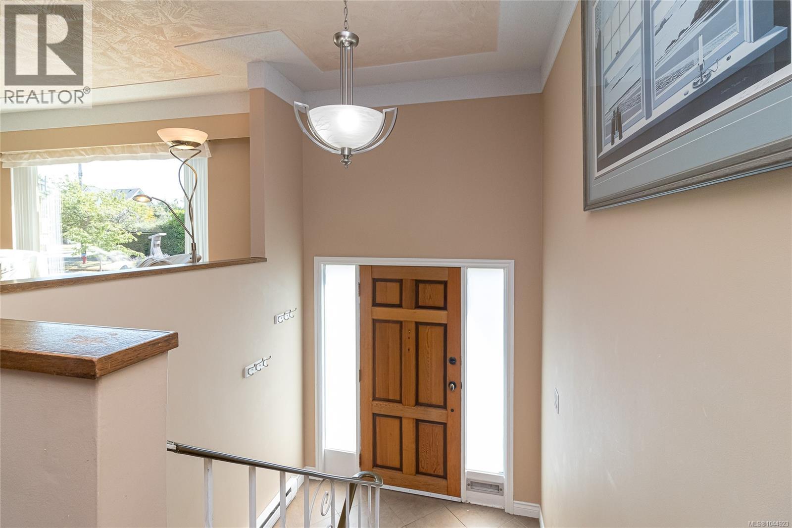 1146 Leonard St - 6