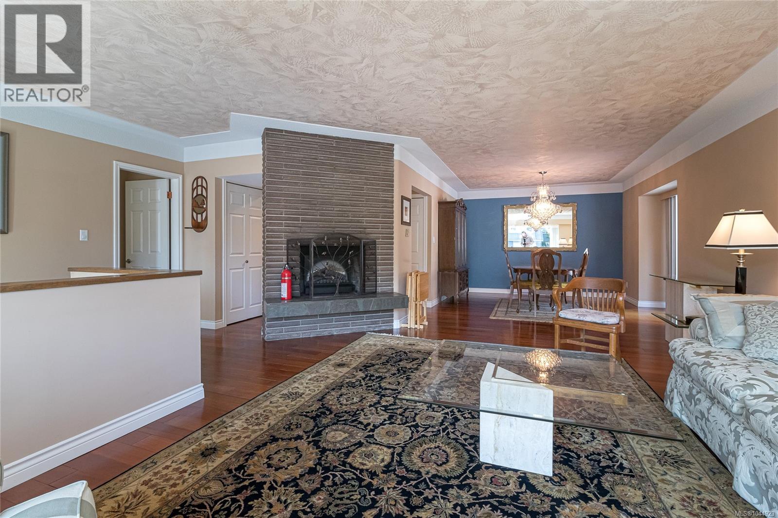 1146 Leonard St - 8