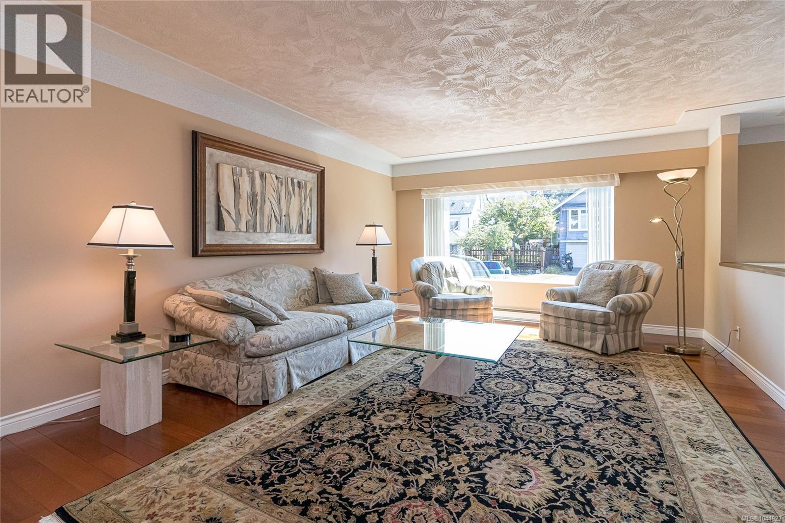 1146 Leonard St - 9