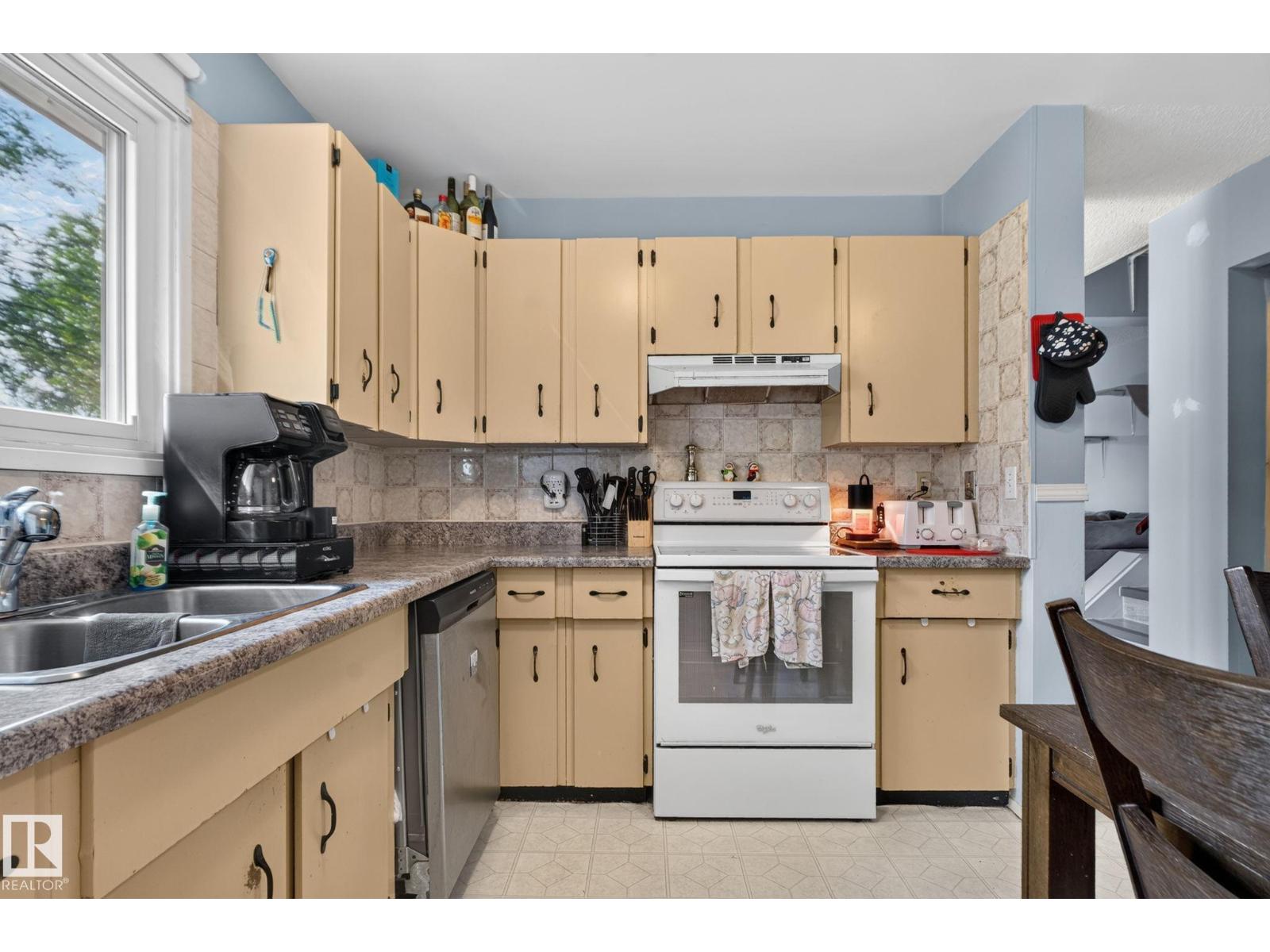 8031 27 AV NW - 10