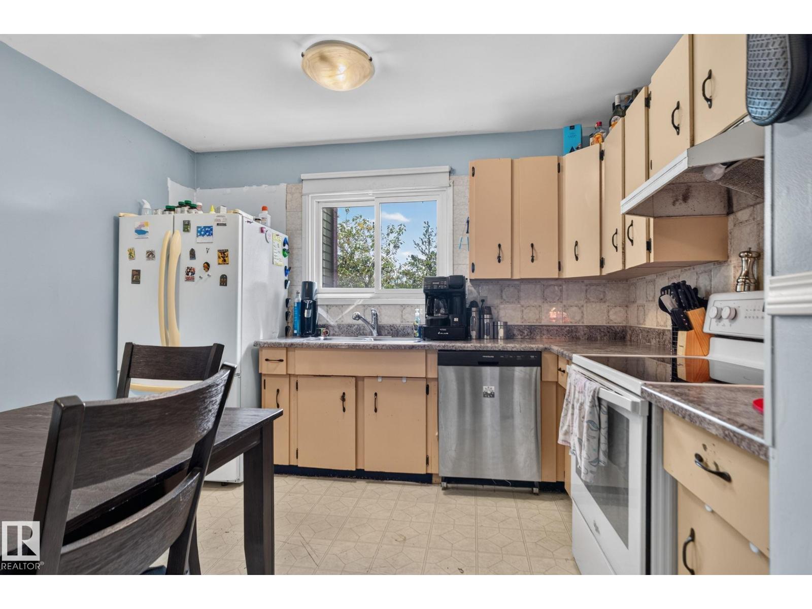 8031 27 AV NW - 11