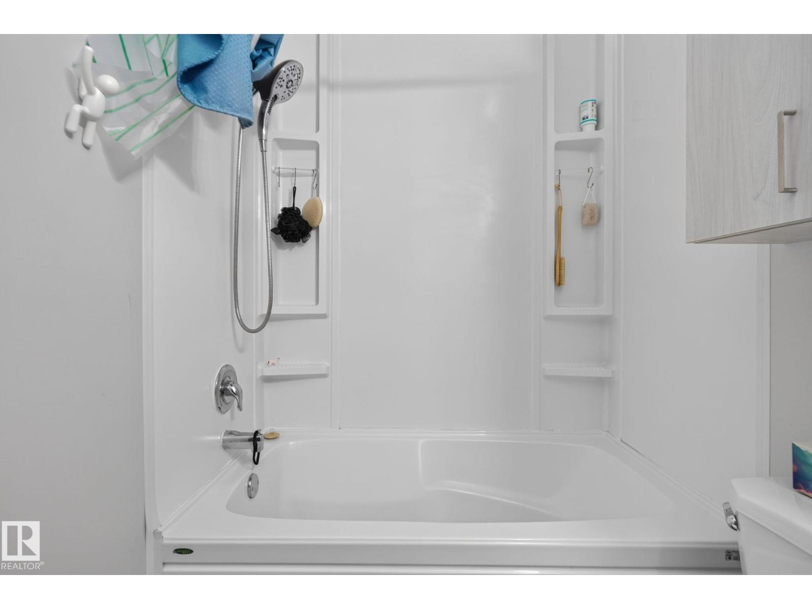 8031 27 AV NW - 17