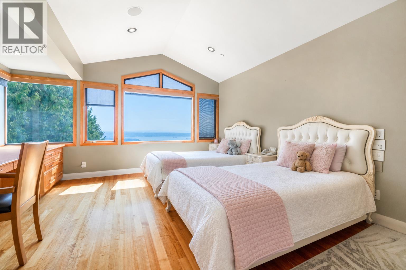 1626 PINECREST DRIVE, West Vancouver