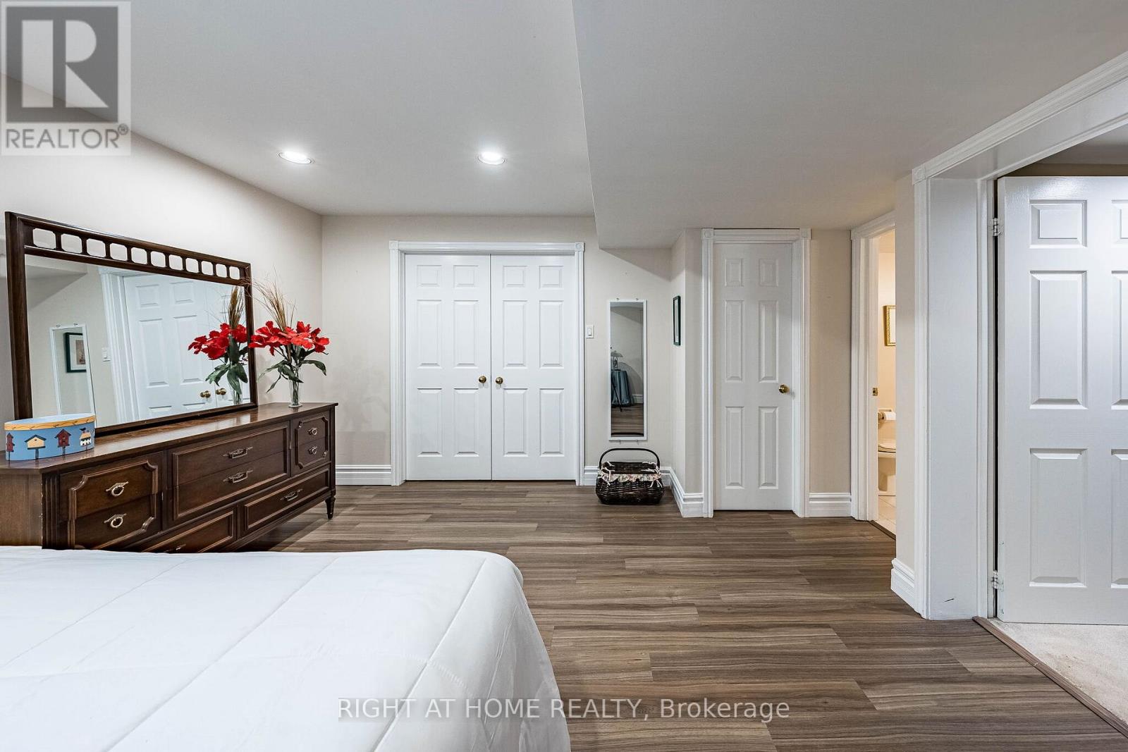 9 GLENRIDGE DRIVE - 33