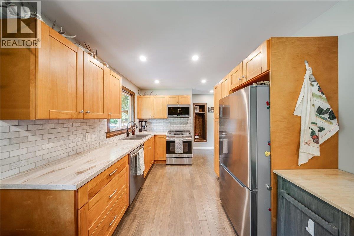 526 12TH Avenue, Genelle — photo 3