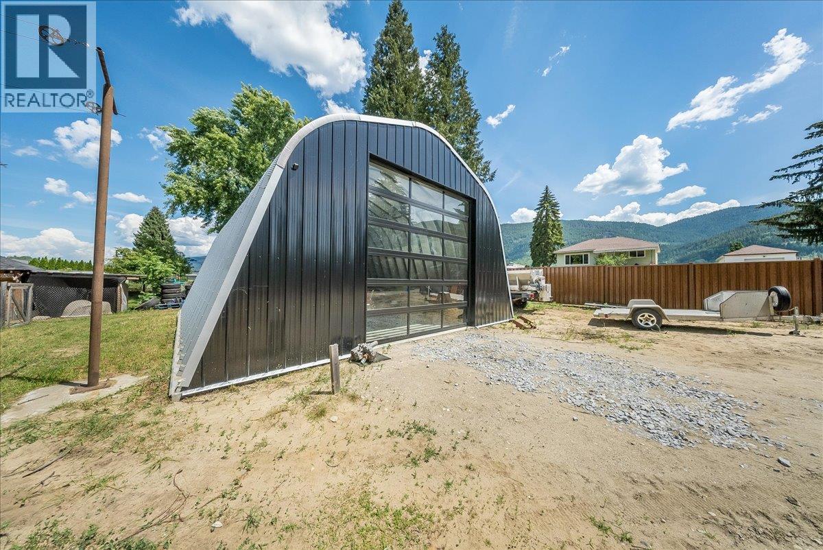 526 12TH Avenue, Genelle — photo 2