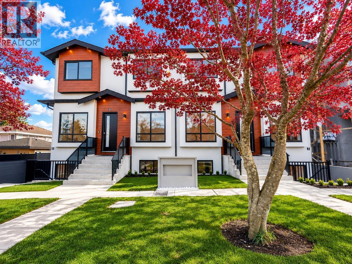 1 6692 NAPIER STREET, Burnaby — photo 2