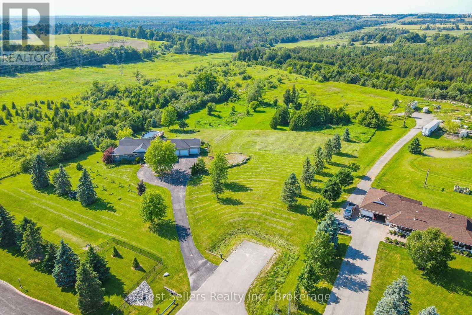 14 Pioneer Ridge Court, Essa, ON photo 3