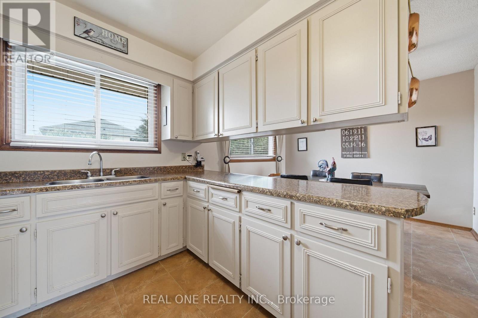 111 GLENBURNIE DRIVE - 21