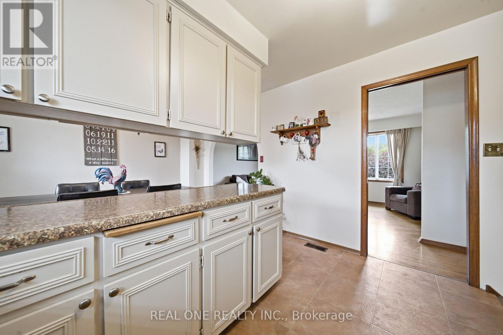 111 GLENBURNIE DRIVE - 22
