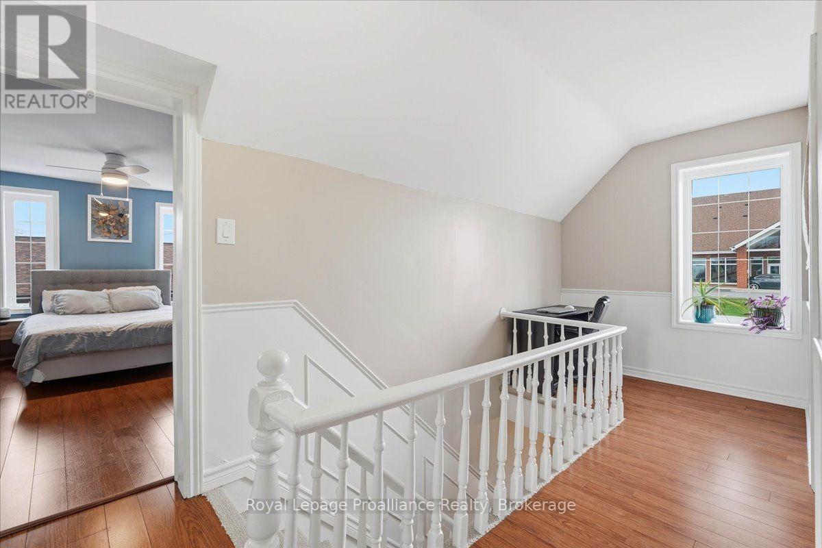 209 DUNDAS STREET E - Image 18