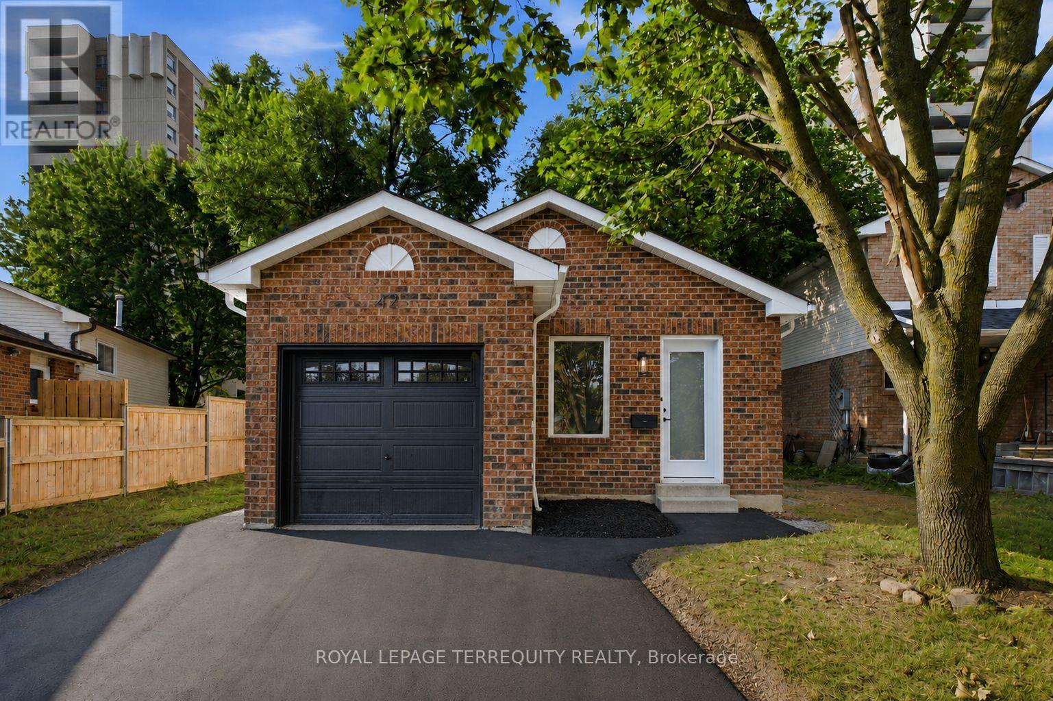 42 PLUMRIDGE COURT