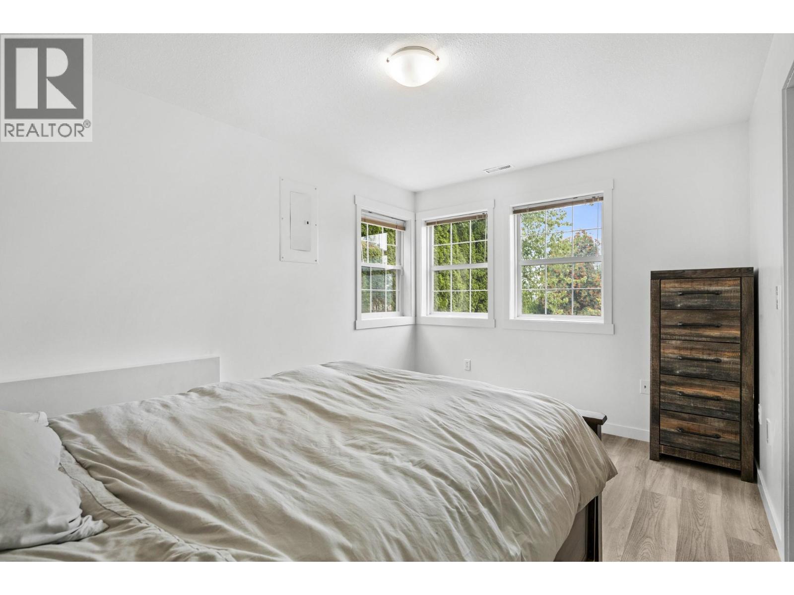 1690 16 Avenue SE - Image 32