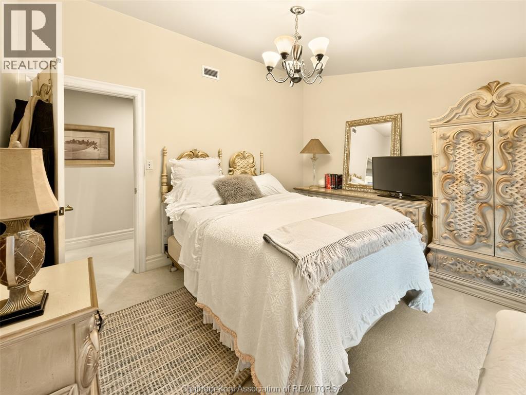 301 VICTORIA AVENUE - 31