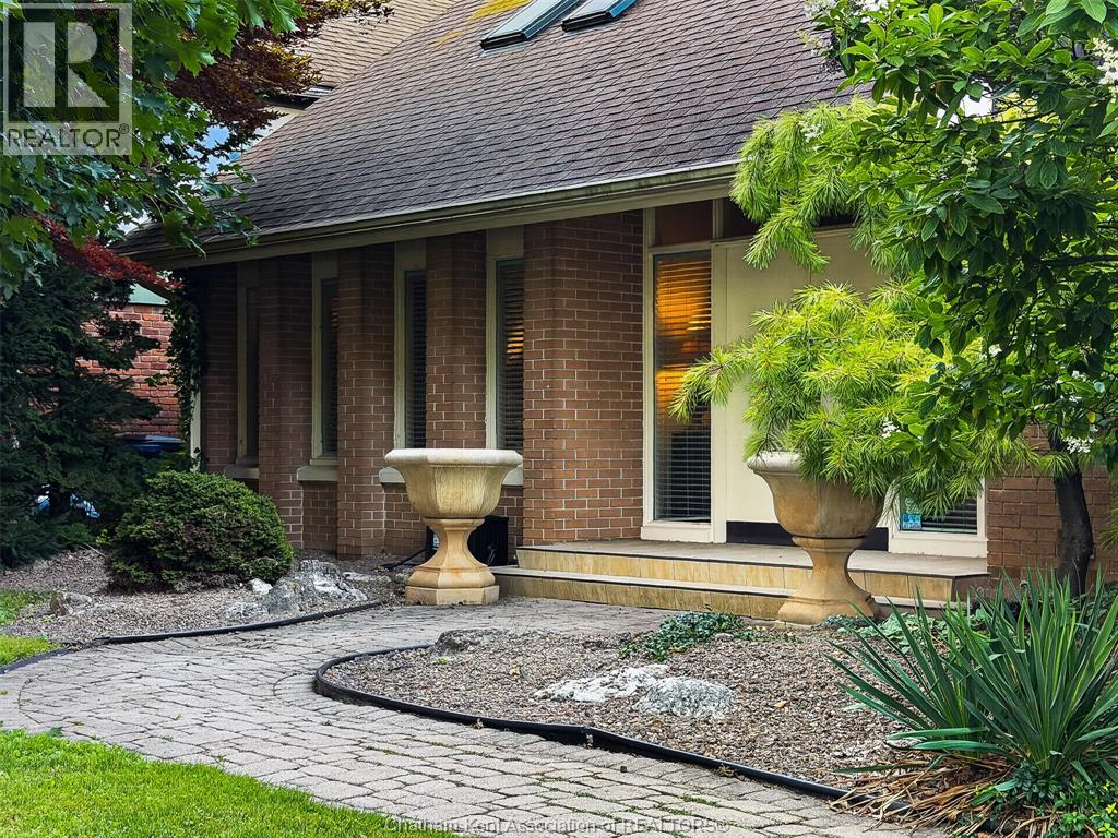 301 VICTORIA AVENUE - 36