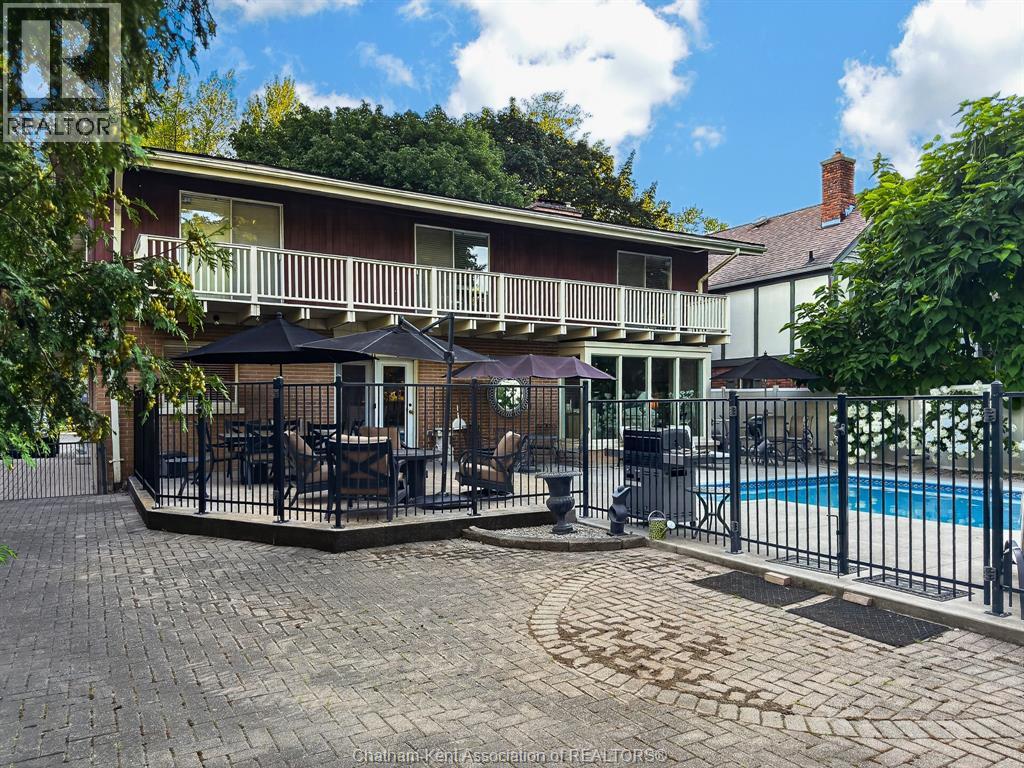 301 VICTORIA AVENUE - 37