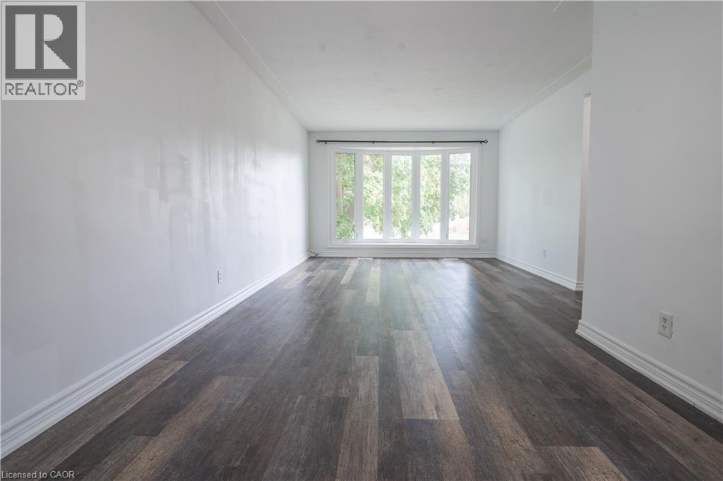 695 GLEN FORREST Boulevard Unit# Upper — photo 3