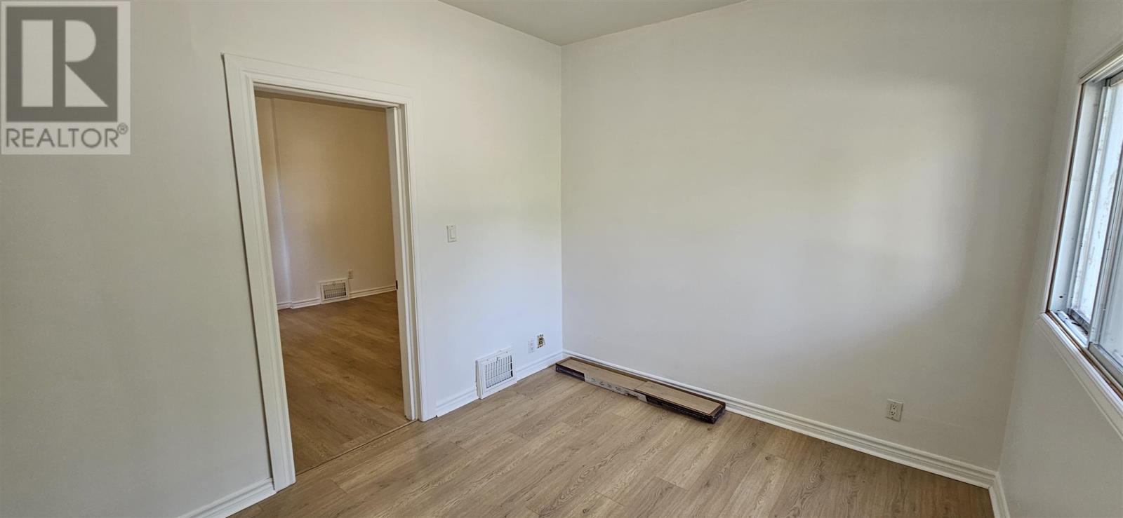 634 Wellington ST - 8