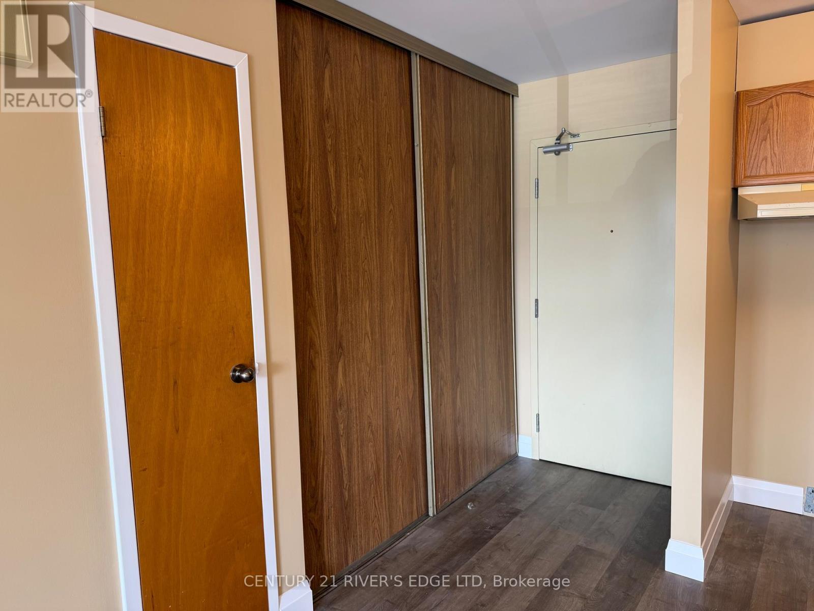 4 - 290/294 KING STREET W