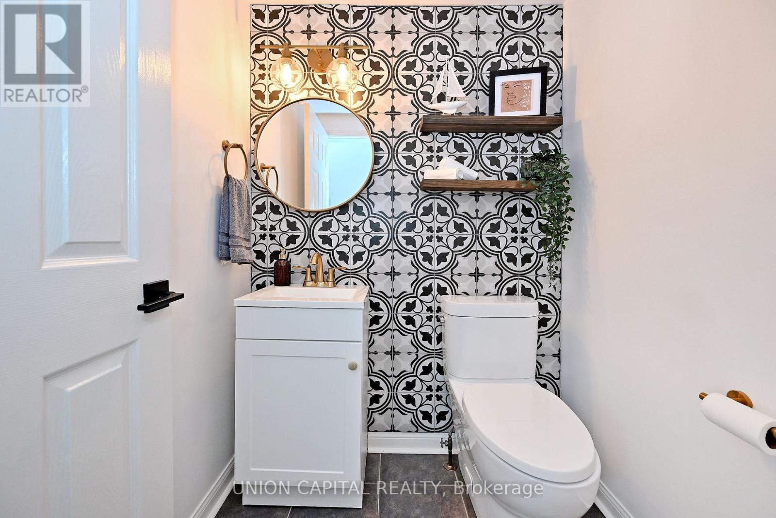 32 REGATTA CRESCENT - 28